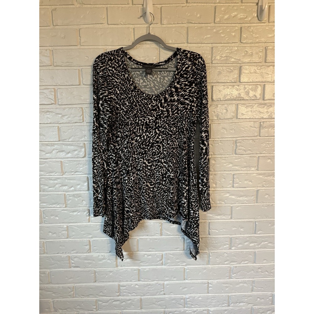 Chelsea & Theodore Black White Animal Print Top | Size‎ M | Asymmetrical Hem
